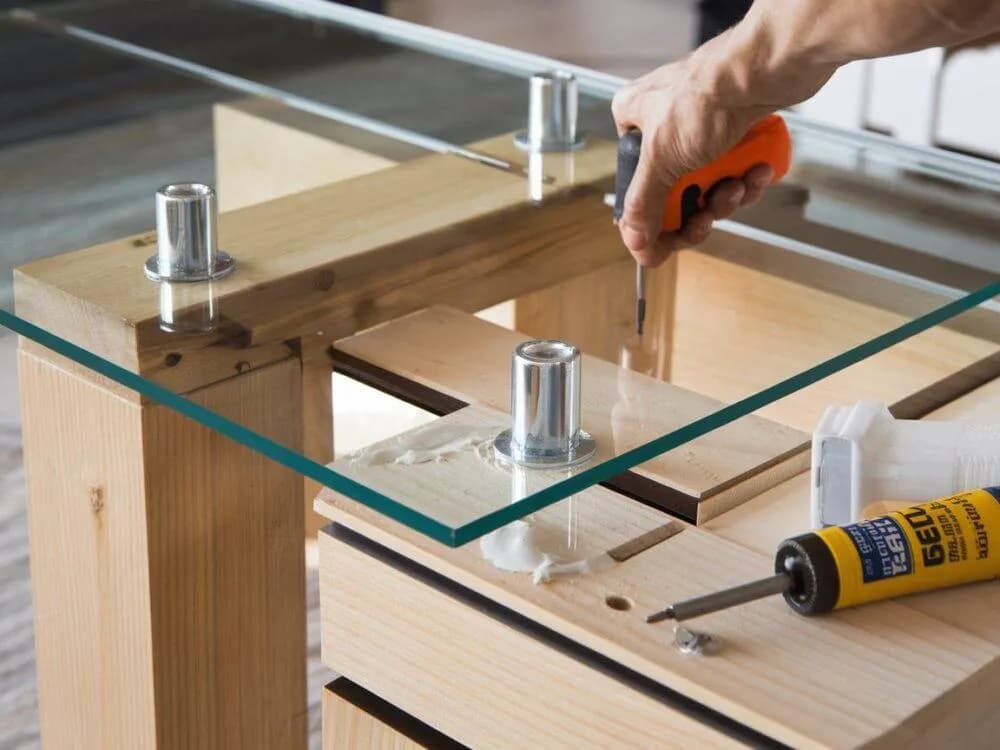 Jak zamontować szklany blat do stołu bez ryzyka uszkodzenia?