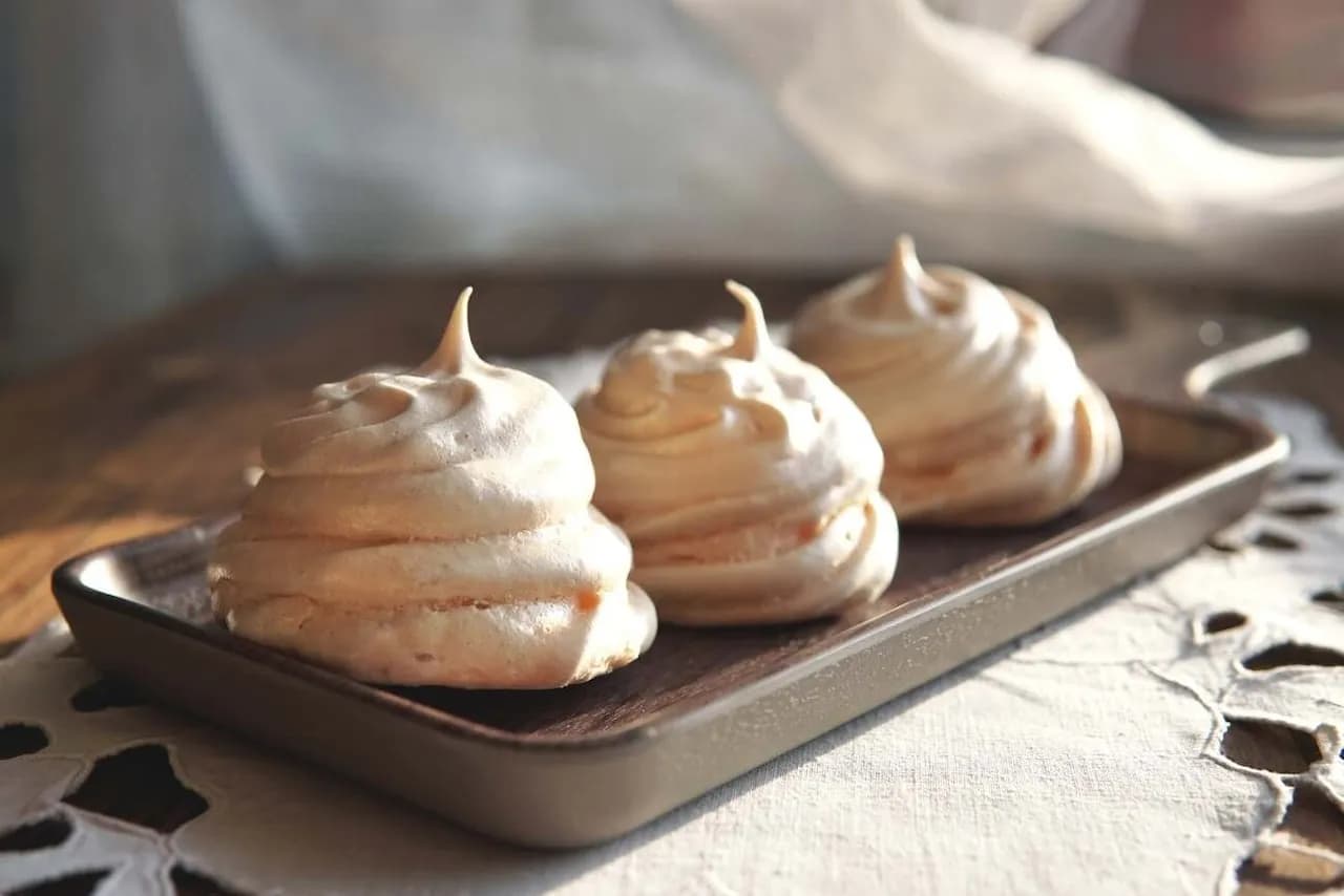 Ile mogą leżeć blaty bezowe, aby nie straciły chrupkości?