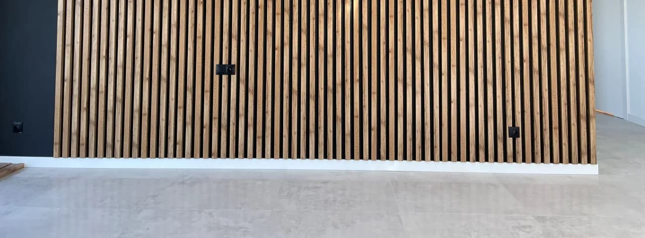 Jaki kolor listew przypodłogowych do ciemnych drzwi, aby uniknąć błędów?