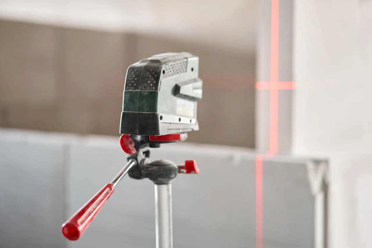Jaka poziomica laserowa najlepsza? Odkryj najlepsze modele i porady