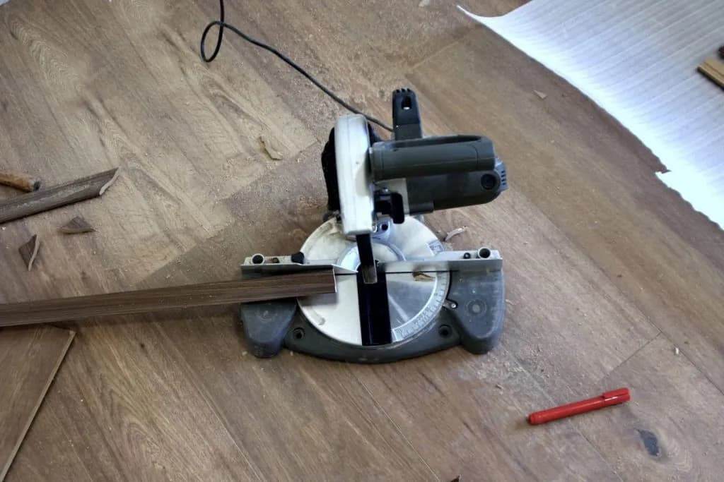 Czym docinać listwy przypodłogowe, aby uniknąć błędów i strat?