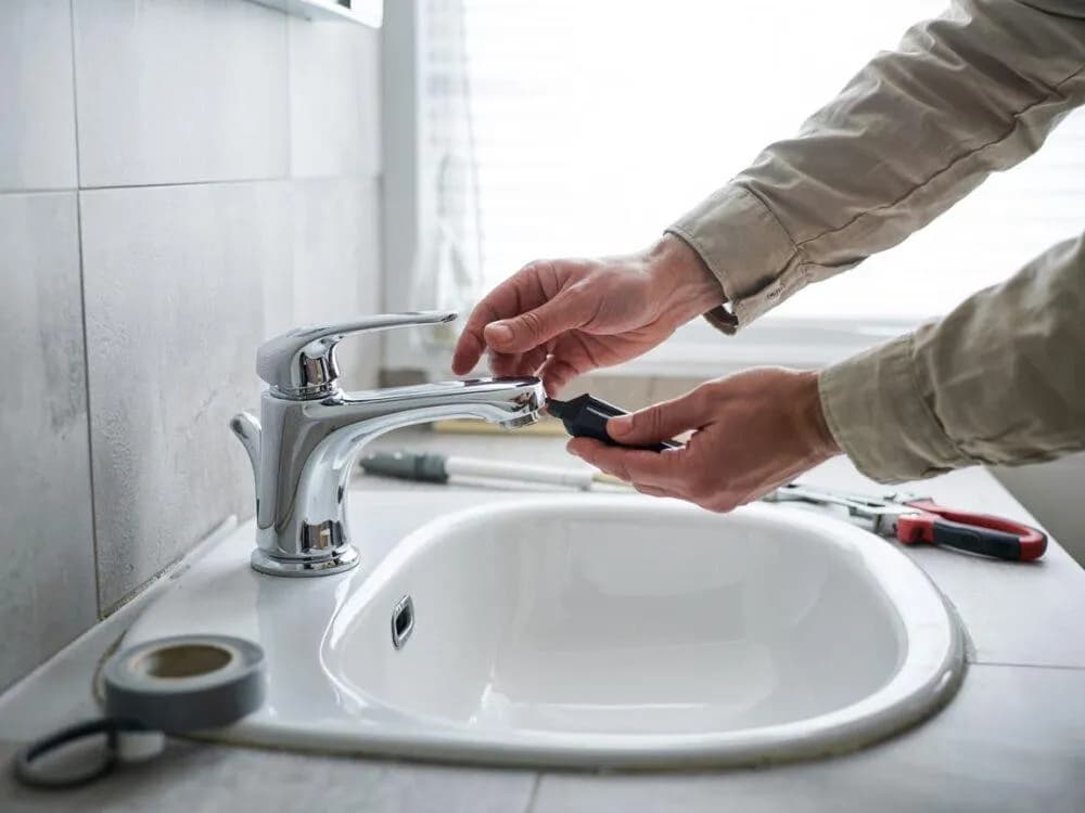 Jak zamontować baterię umywalkową bez problemów i błędów?