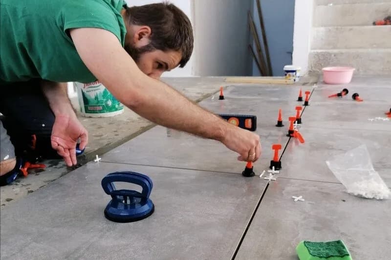 Jak położyć kafelki: uniknij najczęstszych błędów przy układaniu