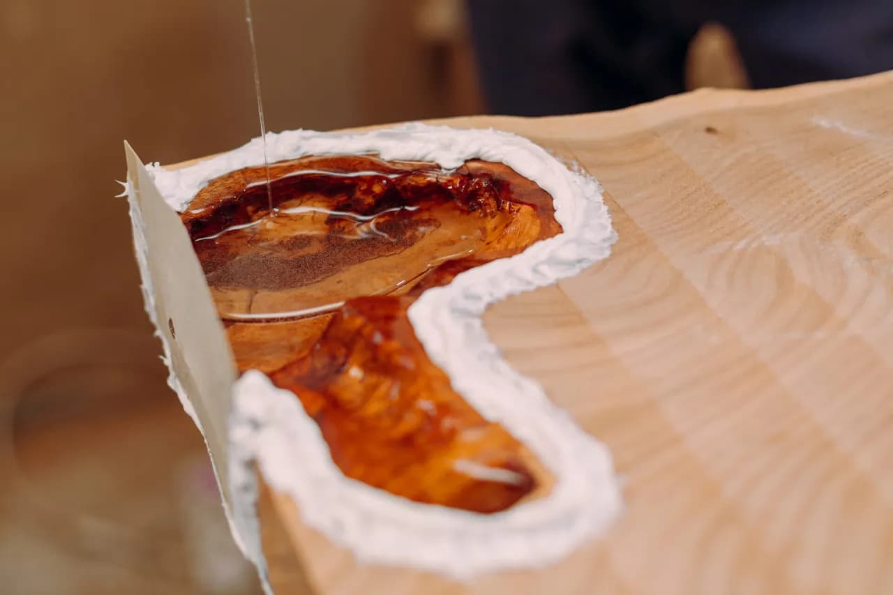 Jak zrobić blat z żywicy epoksydowej - uniknij najczęstszych błędów