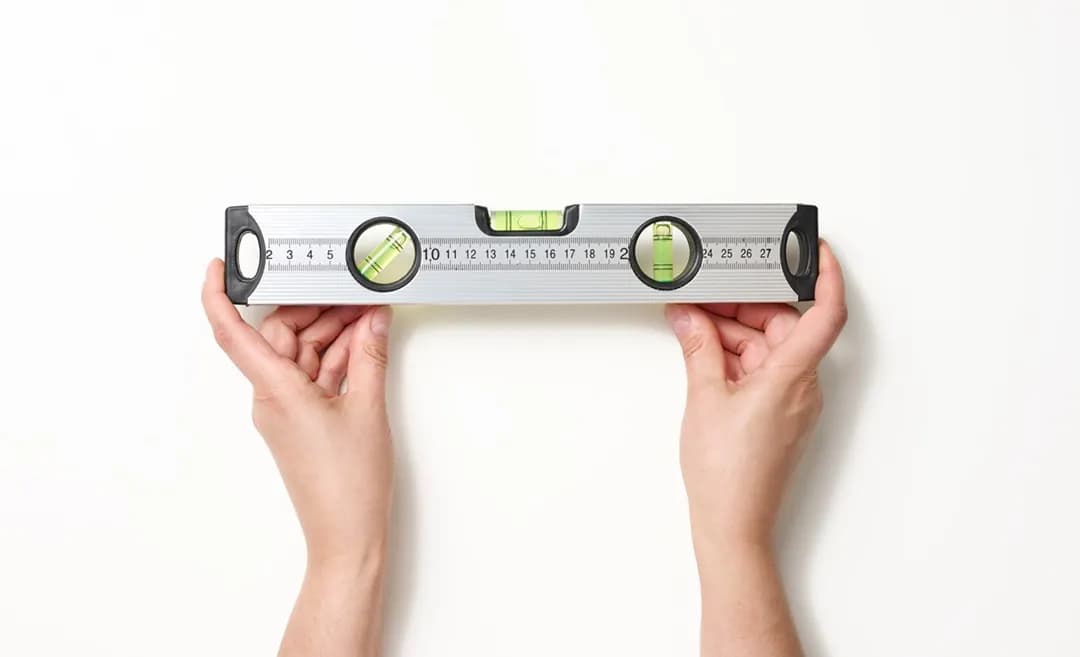 Jak działa poziomica i jak uniknąć błędów przy jej użyciu