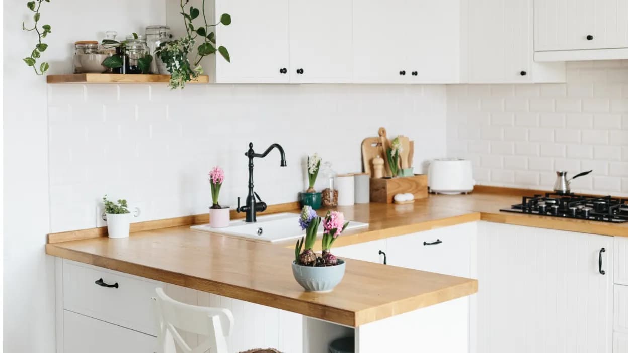 Jak dobrać blat kuchenny do podłogi, aby uniknąć błędów w aranżacji