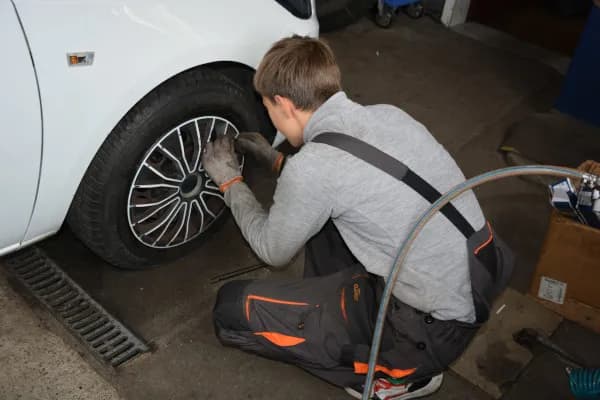 Jak zamontować kołpaki żeby nie odpadły - uniknij problemów na drodze