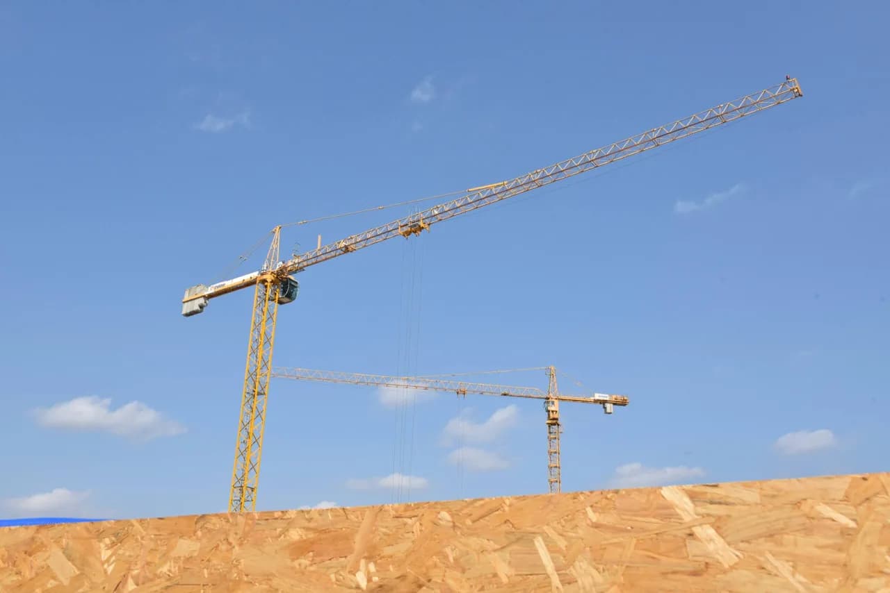 Jak zostać operatorem dźwigu - kluczowe kroki i wymagania do spełnienia