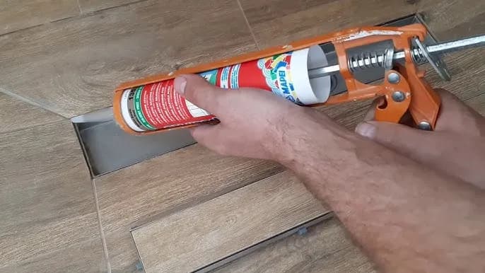 Jak kłaść silikon na kafelki, aby uniknąć pęcherzyków i brudów