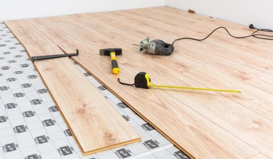 Jak kładzie się panele - uniknij najczęstszych błędów podczas montażu