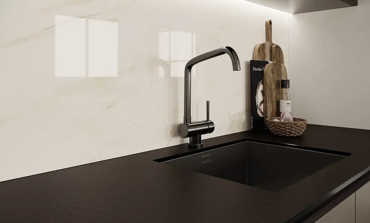 Jakie płytki do białej kuchni z czarnym blatem - idealne połączenia