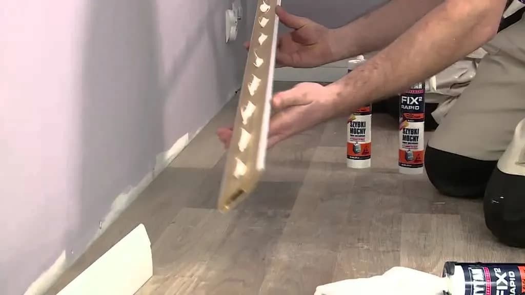 Jak przykleić listwy przypodłogowe, aby uniknąć błędów i problemów