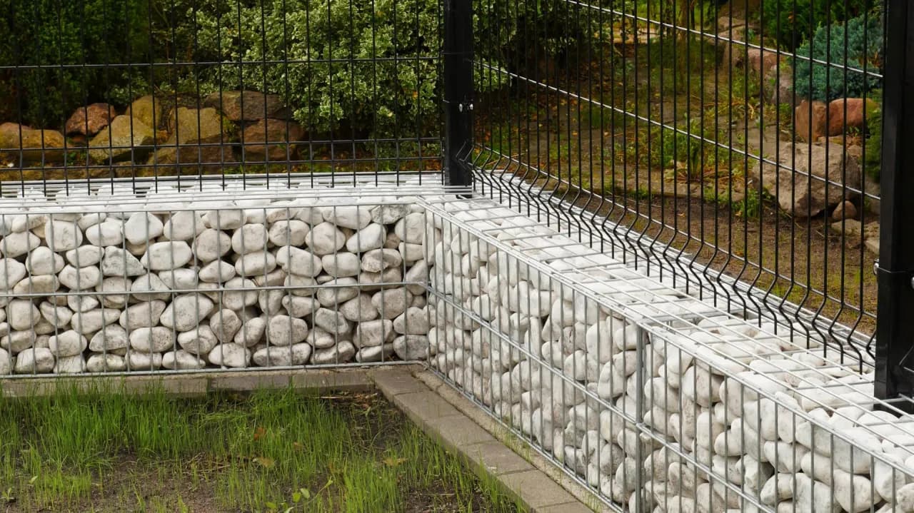 Siatka czy panele - co wybrać, aby uniknąć niepotrzebnych kosztów?